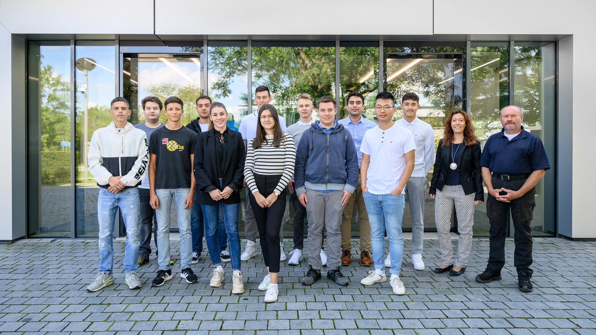 Gruppenbild der Auszubildenden und Studenten.